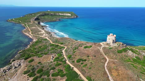 Capo-San-Marco-Strand-Und-Halbinsel-In-San-Giovanni-Di-Sinis,-Sardinien---4k-Luftkreisen