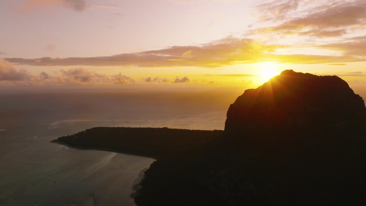 아름다운 풍경, 야생 자연, 바위 산과 함께 열대 섬, 울창한 초록색 정글, 나무, 과 은 푸른 바물, 은 날 바다, 배경에 아름다운 파란 하늘.