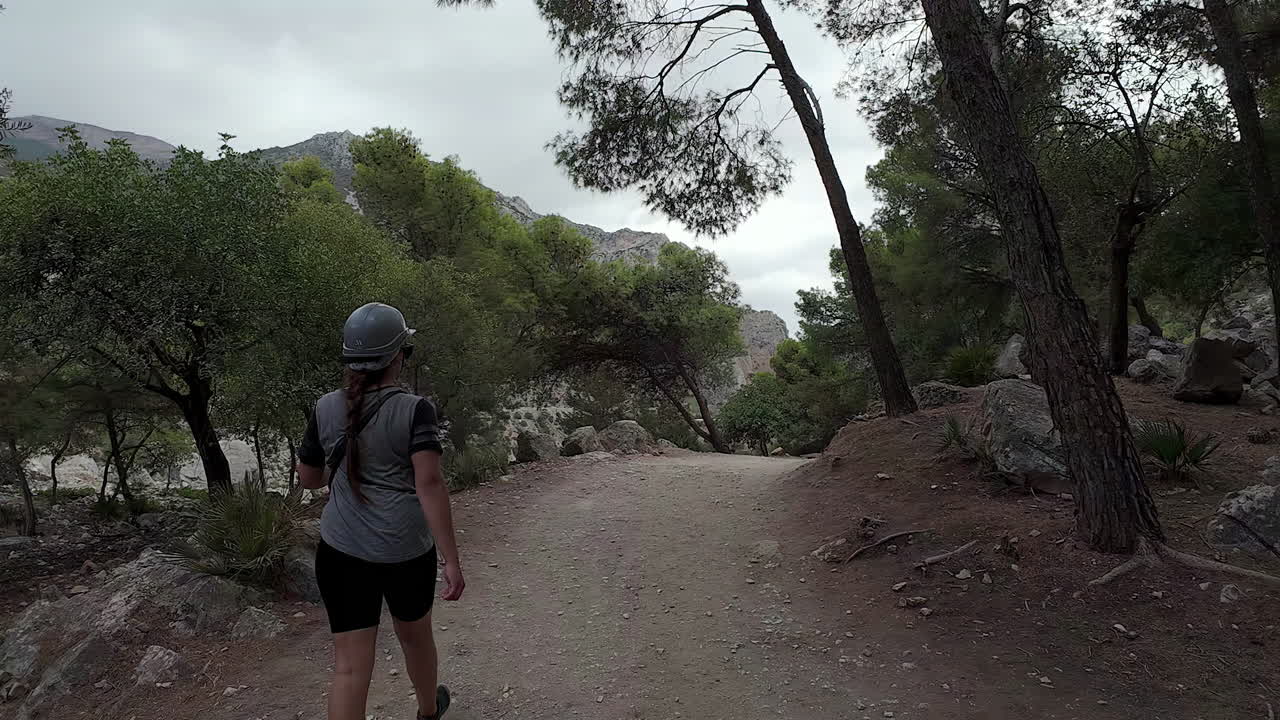 joven y atractiva mujer caminando por un sendero en españa