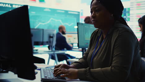 enterprise manager analyzes annual reports and statistics on a pc