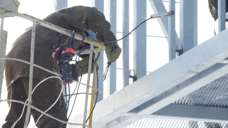 trabajador industrial soldador de estructuras metálicas