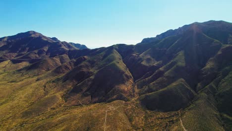 vista panorámica aérea de un gran paisaje montañoso árido del desierto