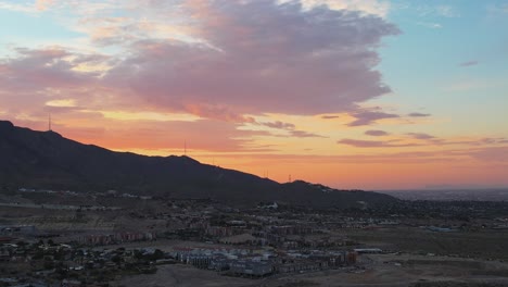 Imágenes-Aéreas-De-Drones-Del-Oeste-De-El-Paso-Texas-Durante-El-Hermoso-Amanecer-Nublado-Durante-El-Crepúsculo-Con-Las-Montañas-Franklin-En-El-Fondo