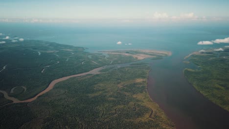 Alto-Paisaje-Aéreo-De-Ríos-Sinuosos-Que-Desembocan-En-El-Golfo-De-Papua,-Nueva-Guinea