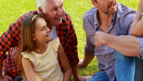 Familia-Feliz-Haciendo-Un-Picnic