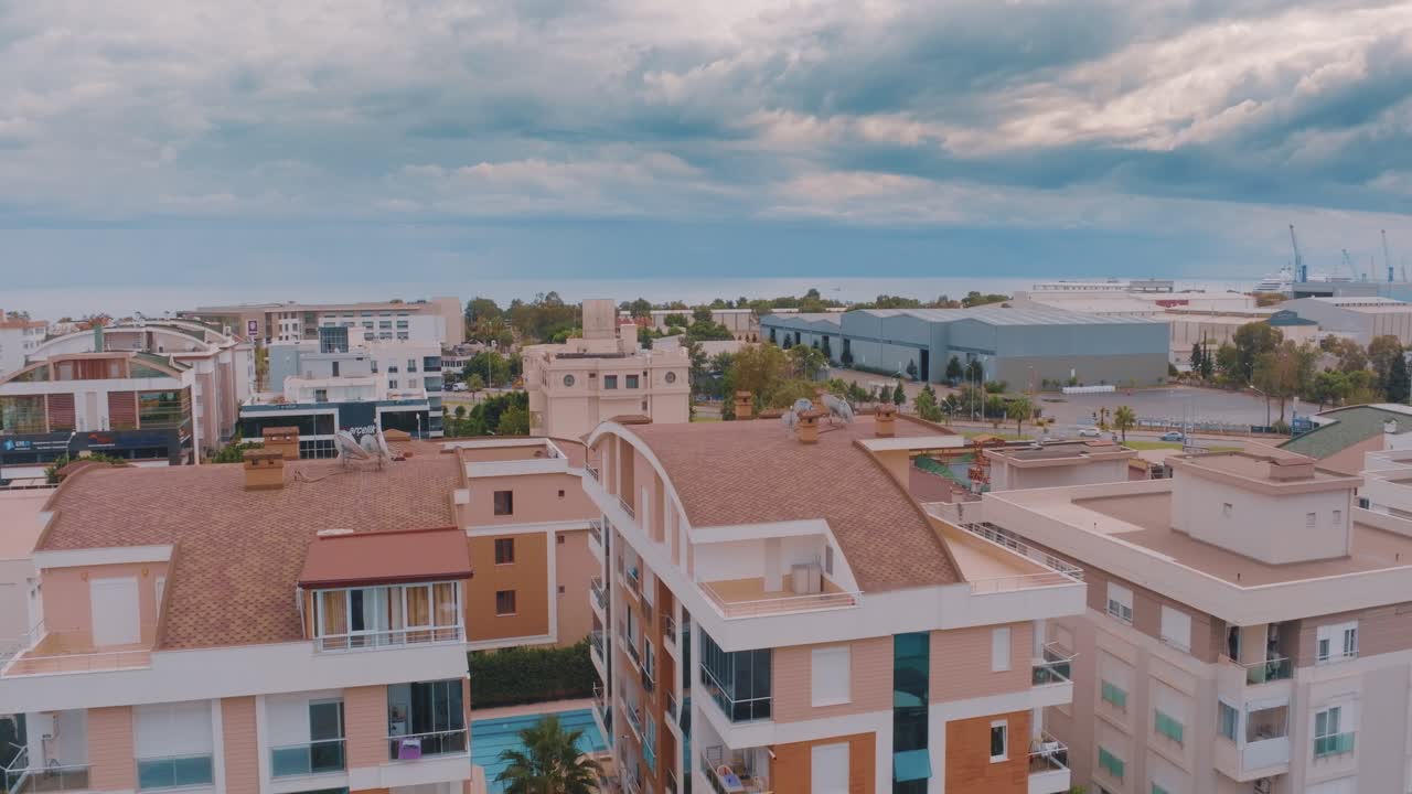 vista aérea de una ciudad con apartamentos y un puerto