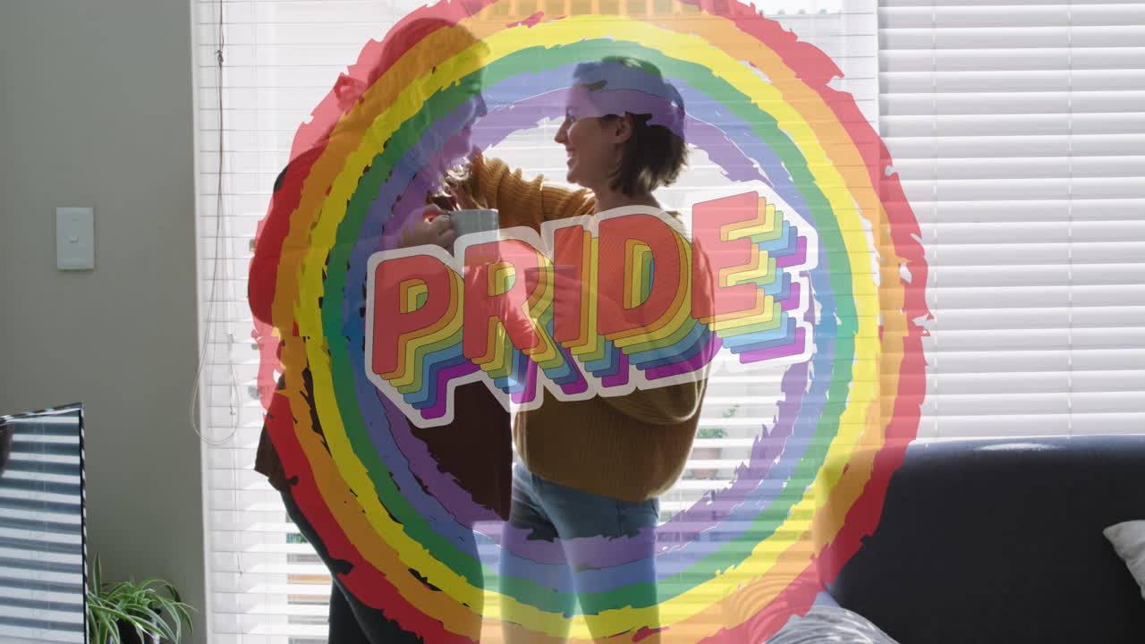 animación de arco iris y orgullo sobre una pareja de lesbianas bebiendo café