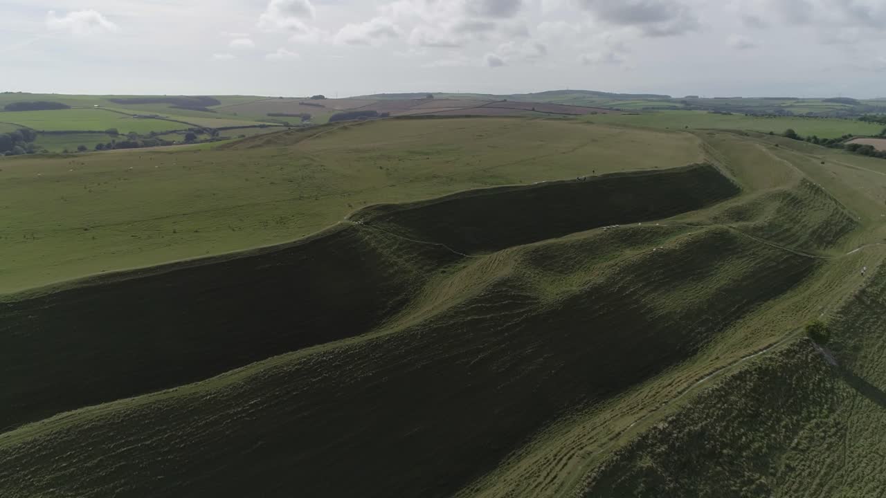 аэрофотосъемка вдоль северной стороны городища железного века, известного как девичий замок