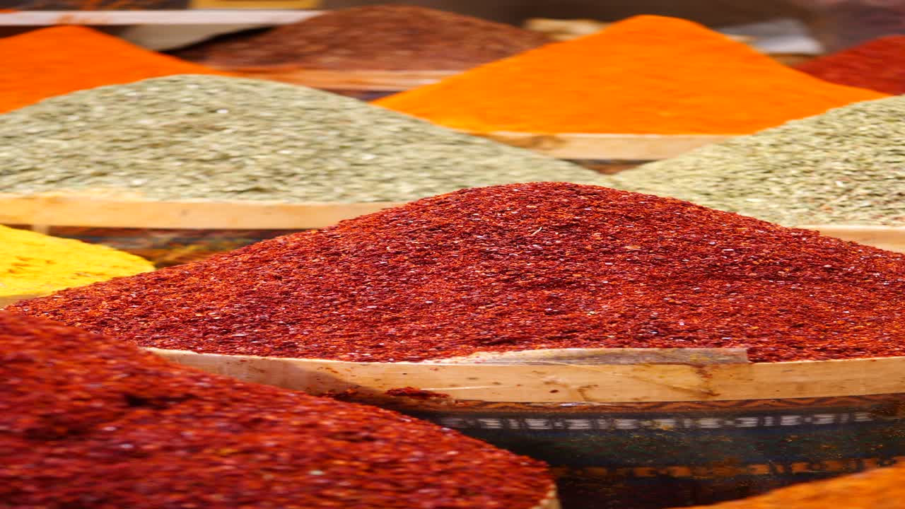 especias coloridas en un mercado turco