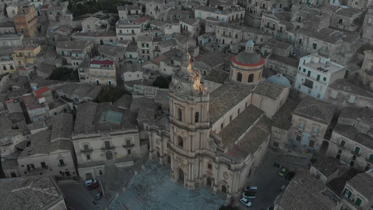 Vista aérea del emblemático Duomo de San Giorgio y la ciudad de Módica durante un hermoso amanecer en Sicilia, Italia