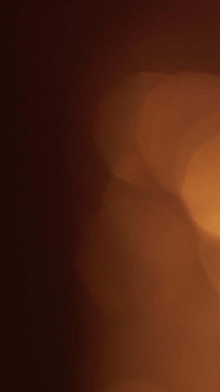 Fughe di luce bokeh arancioni calde su sfondo nero