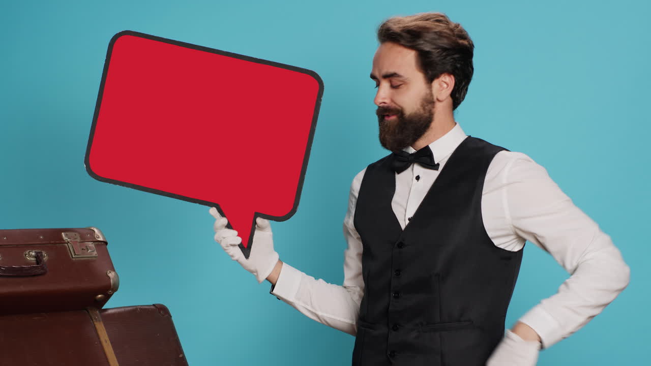 Konuşma balonuyla reklam gösteren konsiyerj