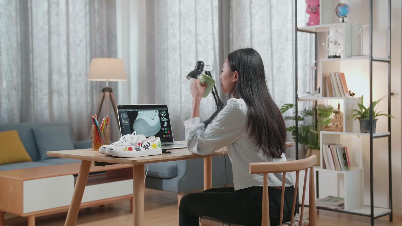 집에서 신발을 디자인하는 여자