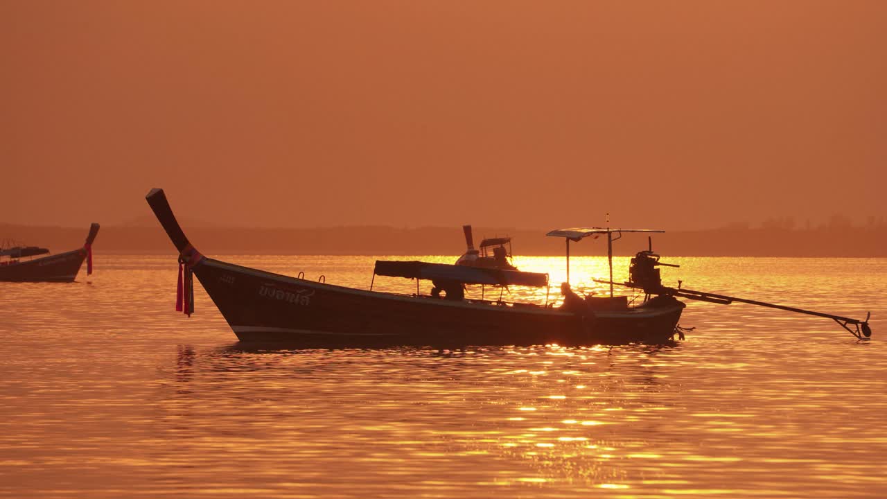 pescadores en el barco de cola larga durante el amanecer en tailandia, asia