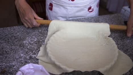 pastelería casera, chef poniendo pastelería fresca en lata de tarta