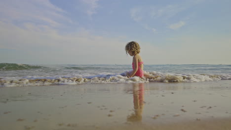 Kleines-Mädchen-Spielt-Am-Meer-Am-Strand