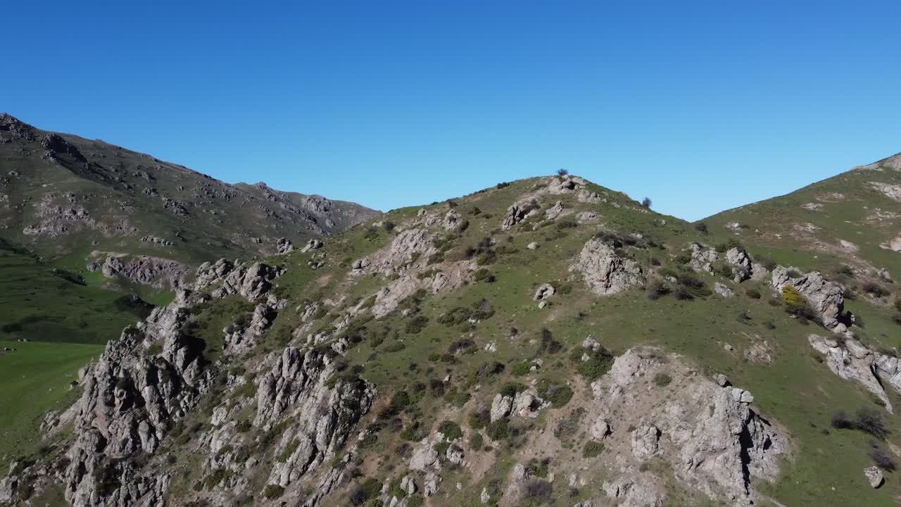 desde el aire: pintoresca meseta de hierba verde alta en una cordillera escarpada