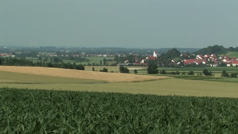 Paisaje-Típico-Bávaro-Con-Campos-Y-Pueblo-De-Adelshausen-En-La-Parte-De-Atrás,-Baviera,-Alemania