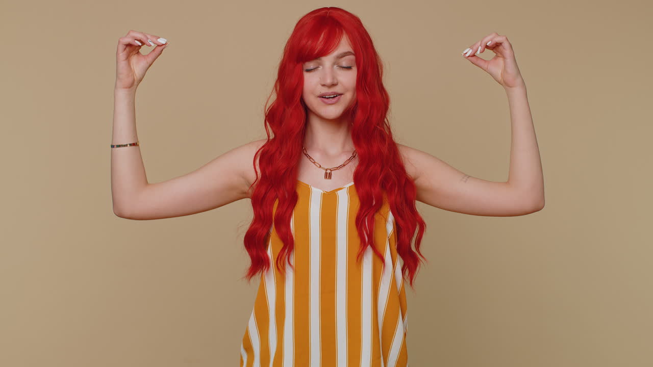 소녀는 무드라 몸짓으로 깊이 숨을 쉬고, 눈을 감고, 집중된 생각으로 명상하고, 평화롭습니다.