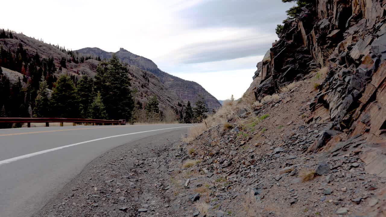 산에서 왼쪽에서 오른쪽으로 4k 돌리 자동차