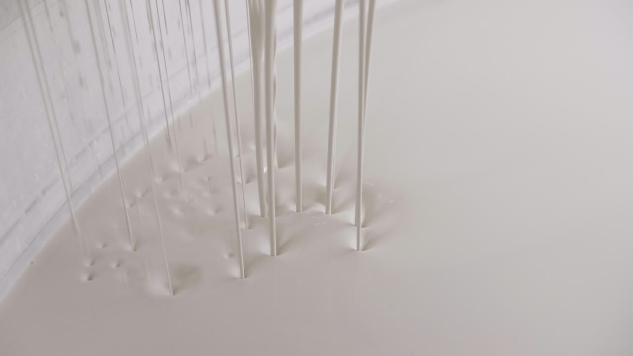 접시에서 점토 물을 재활용 세라 타일 공장 느린 모션