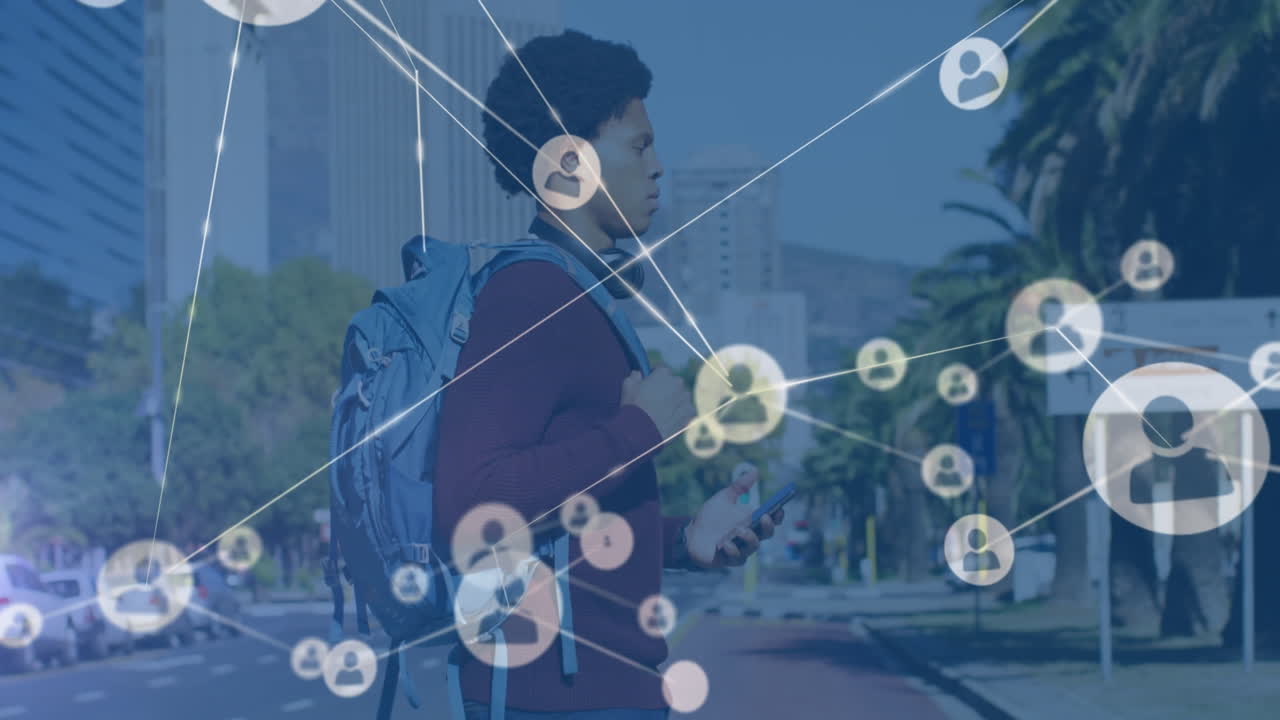 animación de la red de perfiles sobre hombre afroamericano usando teléfono inteligente mientras cruza la calle.