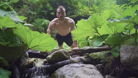 hombre haciendo flexiones en la naturaleza. cámara lenta.