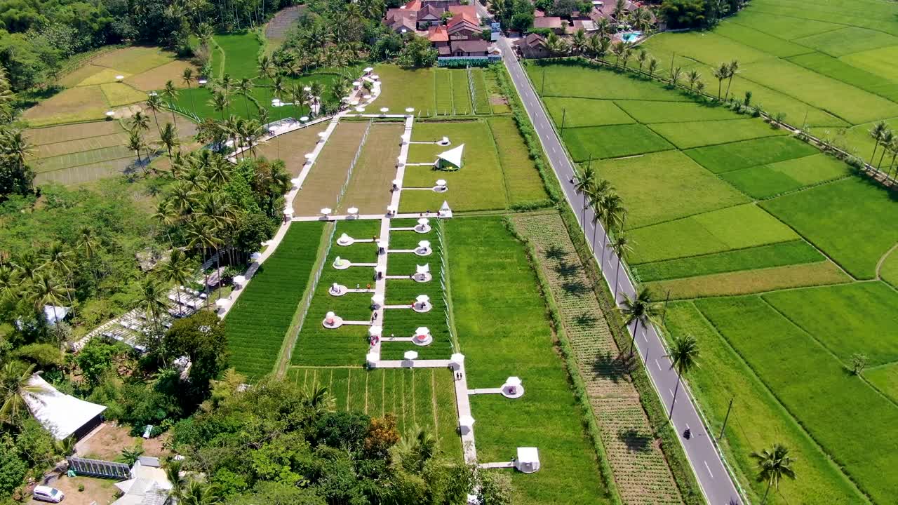 인도네시아 자바 스바르가부미 쌀 농장의 인기 셀카 장소에 대한 공중 전망