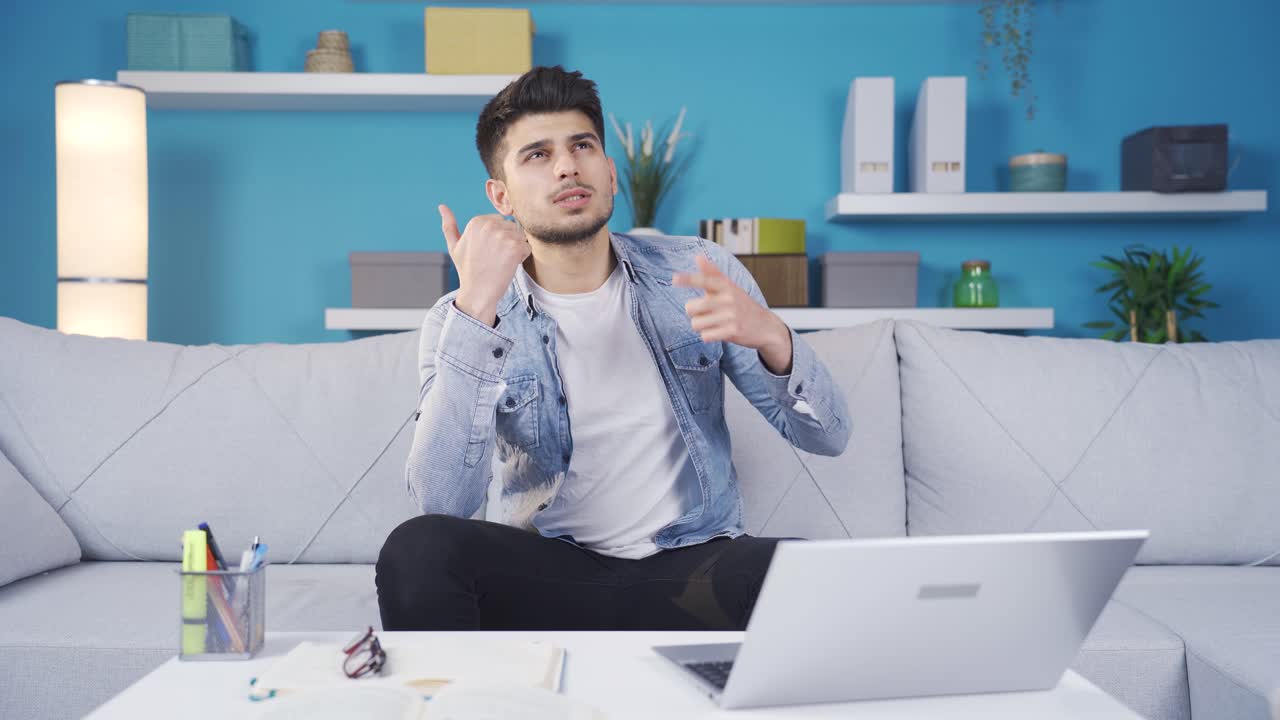 una expresión facial masculina pensativa, para soñar, para planear.