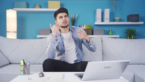 una expresión facial masculina pensativa, para soñar, para planear.