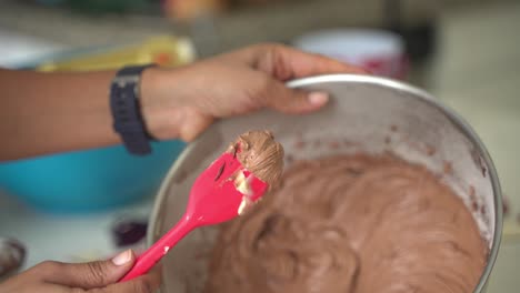 Schokoladenteig-In-Die-Kamera-Halten,-Einen-Besonderen-Kuchen-Zum-Valentinstag-Backen,-Veganer-Schokoladenkuchen,-Eifrei,-Pflanzlich,-Milchfrei