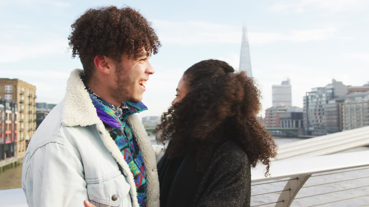 Giovane coppia di turisti che visita Londra in inverno