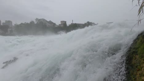 agua espumosa de las cataratas del rin, cascada rápida, fuerte y poderosa de cerca