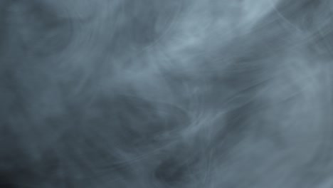 humo sobre un fondo negro.