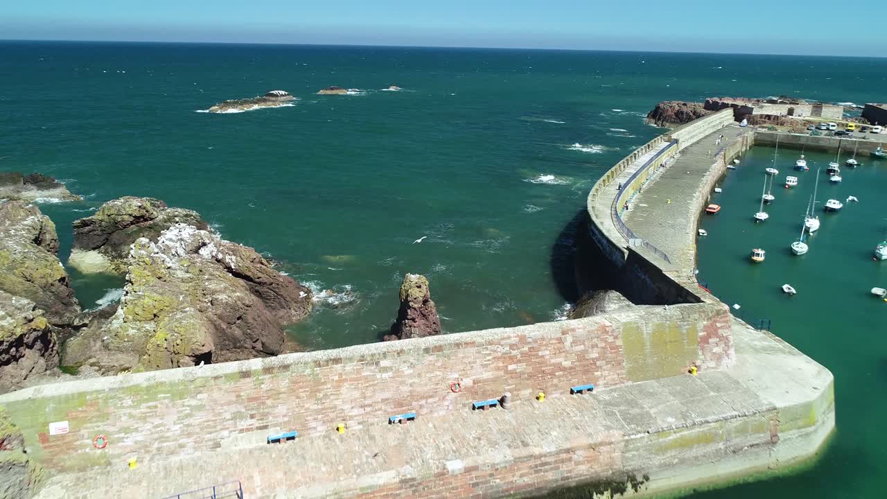 tomando vuelo sobre la bahía de bellhaven en la hermosa región de east lothian de escocia