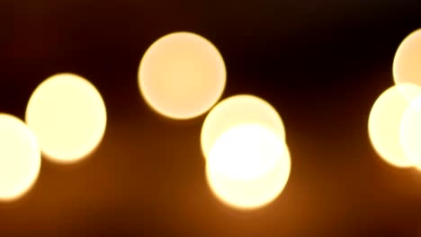 4k dolly shot, abstracto borroso luces de navidad bokeh fondo. luces parpadeantes del árbol de navidad parpadeante. concepto de vacaciones de invierno.
