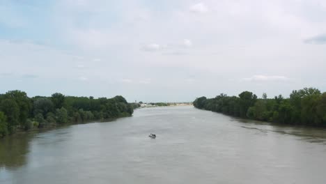 Vista-Aérea-De-Ada-Ciganlija-Rodeada-De-Vegetación-Verde-En-Belgrado,-Serbia