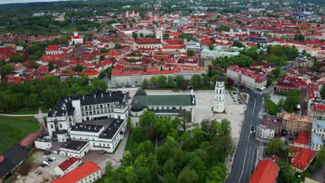 Vista-Aérea-De-La-Plaza-De-La-Catedral,-Plaza-Principal-Del-Casco-Antiguo-De-Vilnius-En-Lituania---Disparo-De-Drones