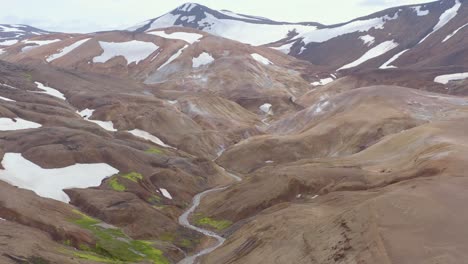 área de kerlingarfjoll en la impresionante islandia natural, montañas cubiertas de nieve ligera