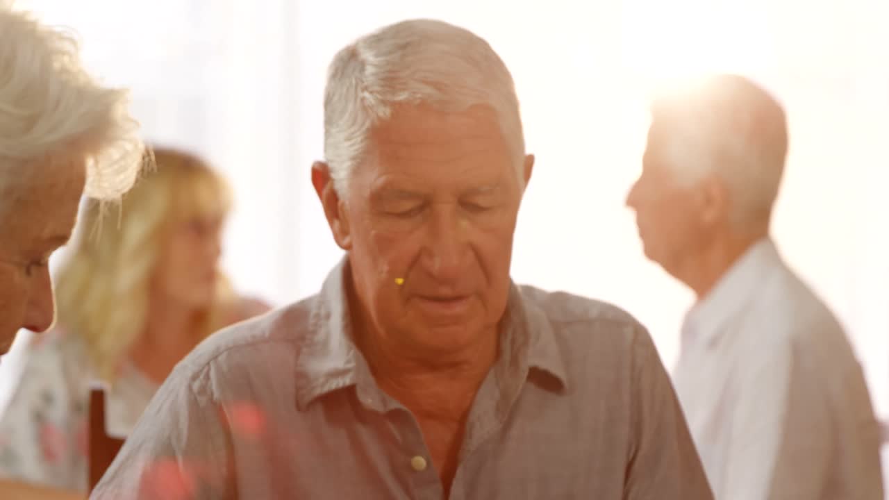 노인 친구 들 이 카드 를 놀고 있다