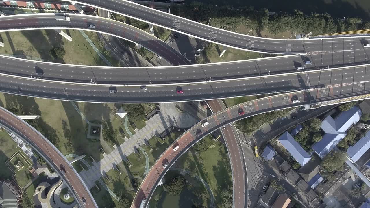 오후 에 찍은 방 의 비는 고속도로 의 공중 사진