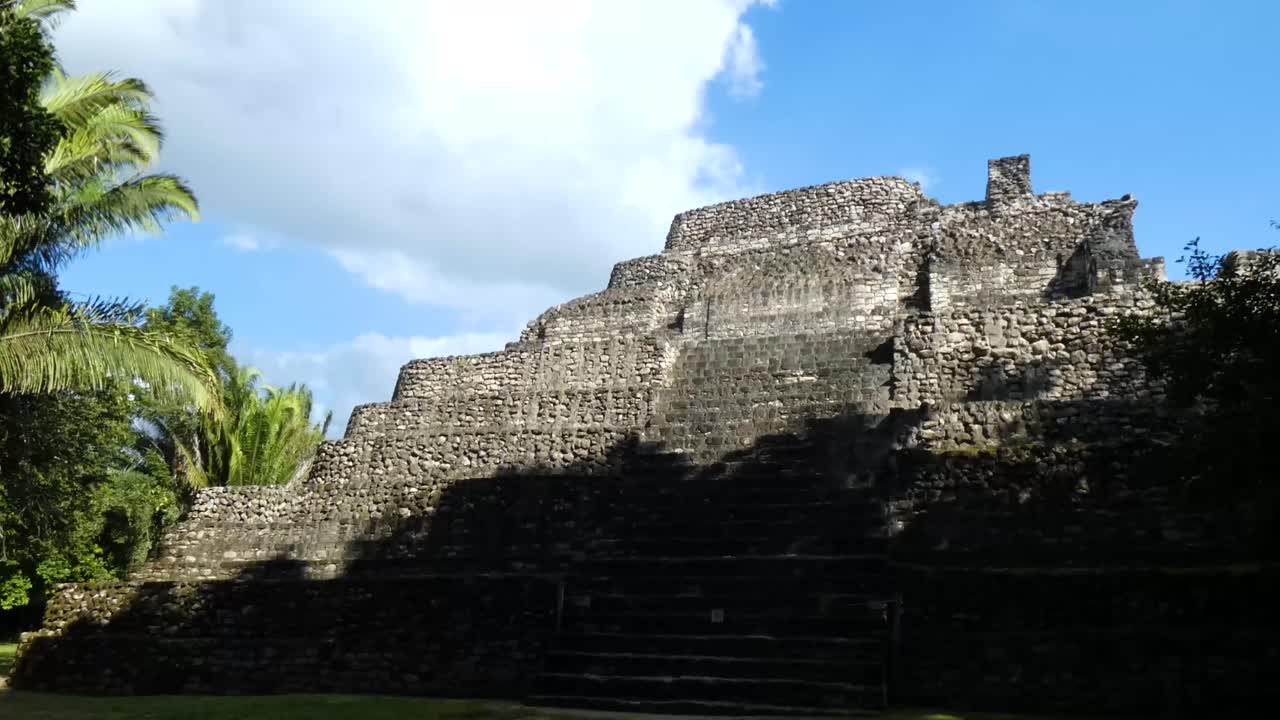templo 24 en chacchoben, sitio arqueológico maya, quintana roo, méxico