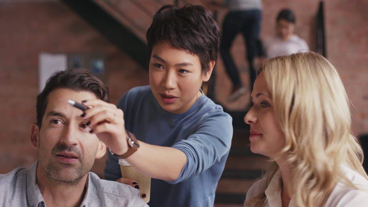 회의 에서 컴퓨터 를 사용하는 사업가 들 의 그룹