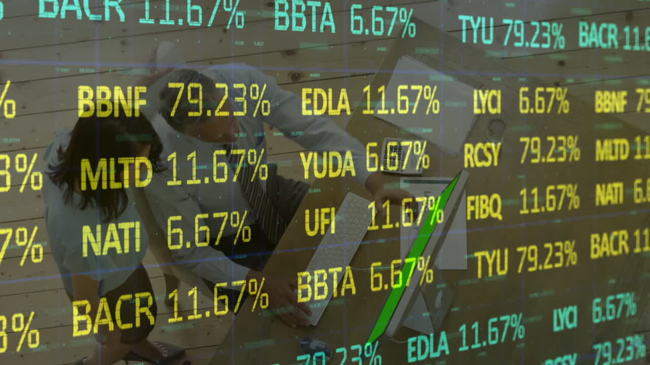 animación del procesamiento de datos financieros sobre personas de negocios en la reunión