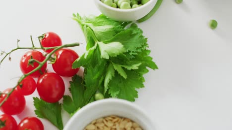 video de tomates cerezos frescos, perejil y semillas con espacio de copia en fondo blanco