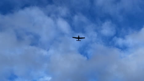 Siguiendo-El-Avión-En-Vuelo-En-El-Cielo-Azul