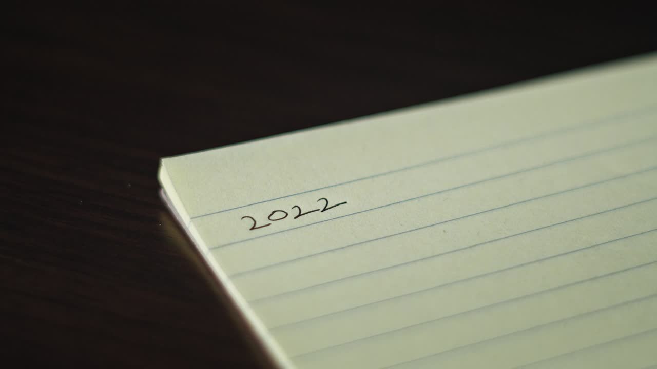 60fps 슬로우 모션으로 노란색 줄이 그어진 종이 한 페이지가 아래로 뒤집힙니다.