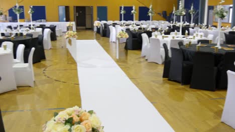 foto del lugar de la recepción de la boda y la decoración de la mesa de la cena