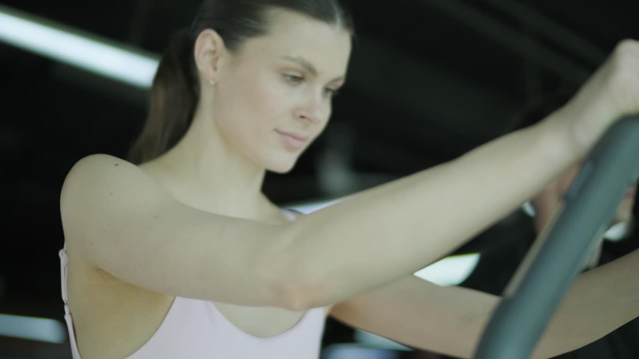 mujer trabajando en una cinta de correr en un gimnasio