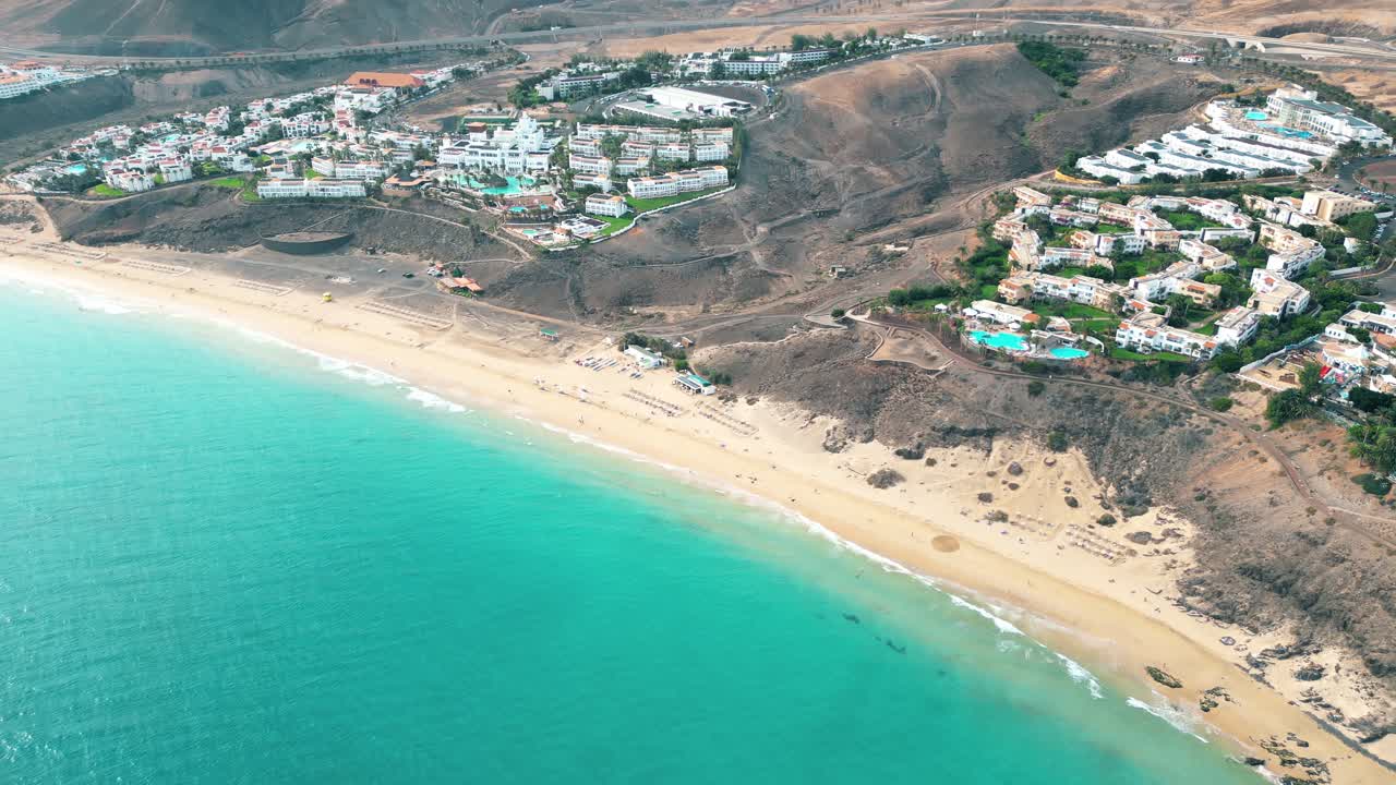 vista aérea de un hotel de lujo a lo largo de la costa hotel princesa fuerteventura, islas canarias, españa